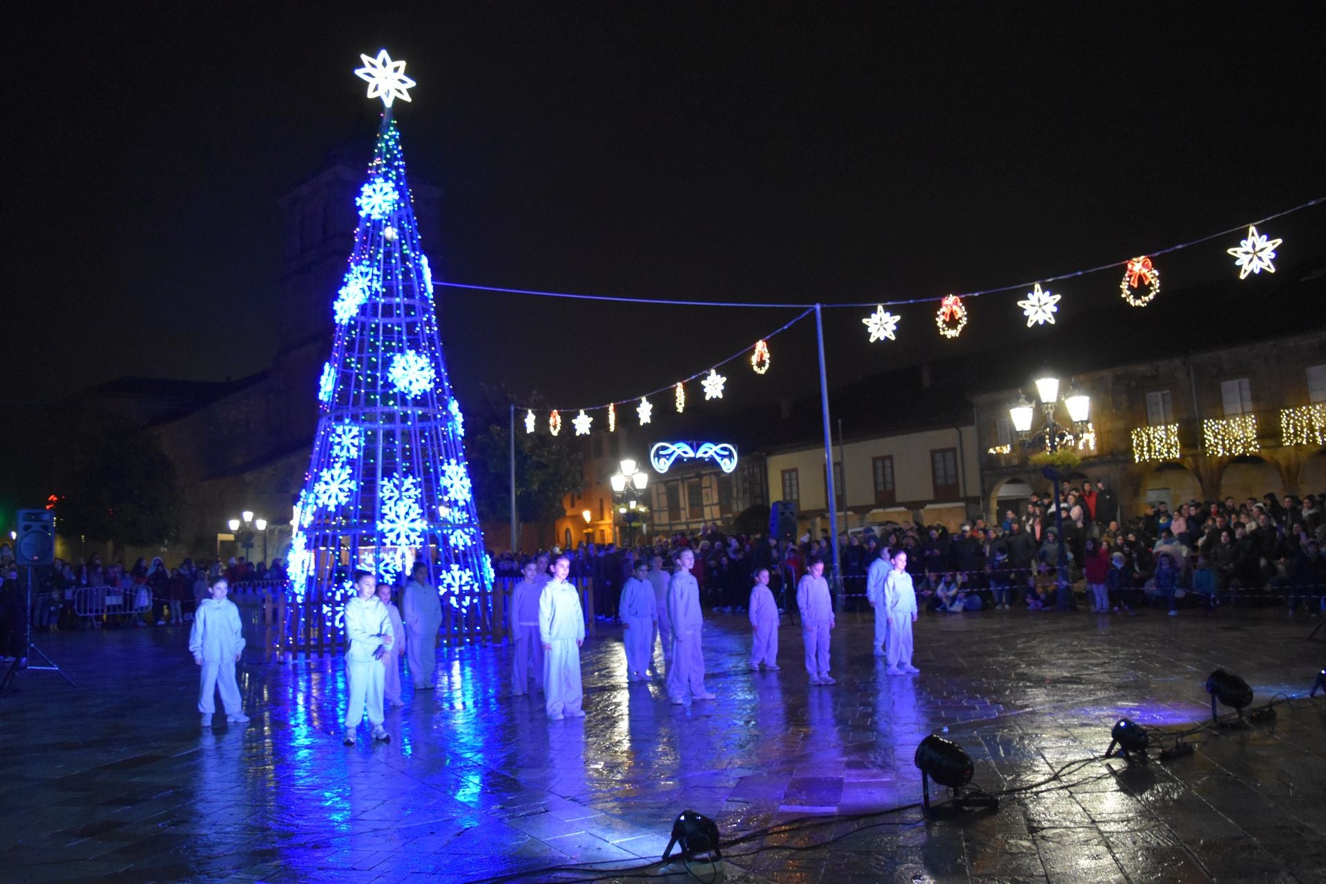 Aguilar recibe a la Navidad con luces y chocolate