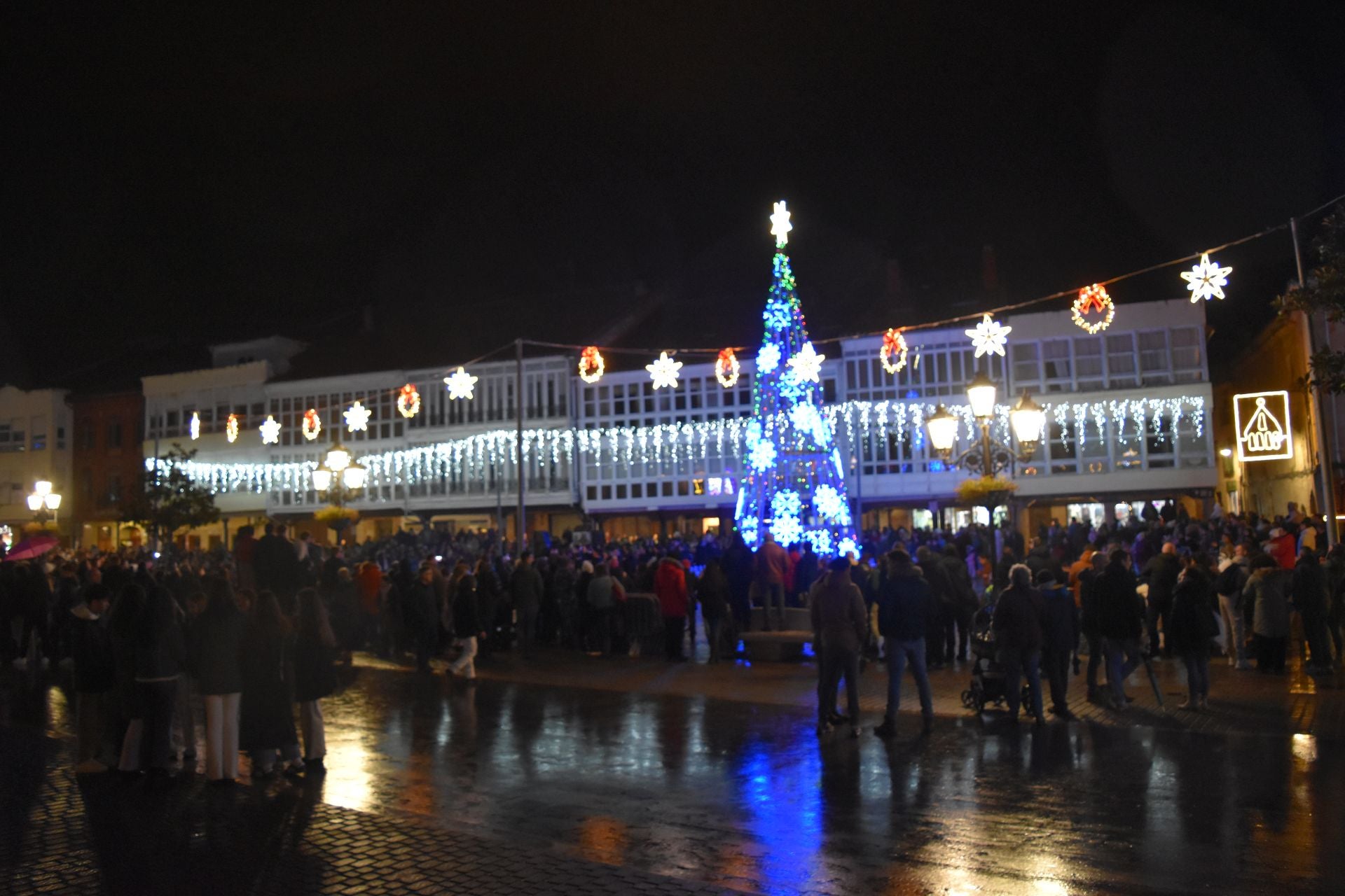 Aguilar recibe a la Navidad con luces y chocolate