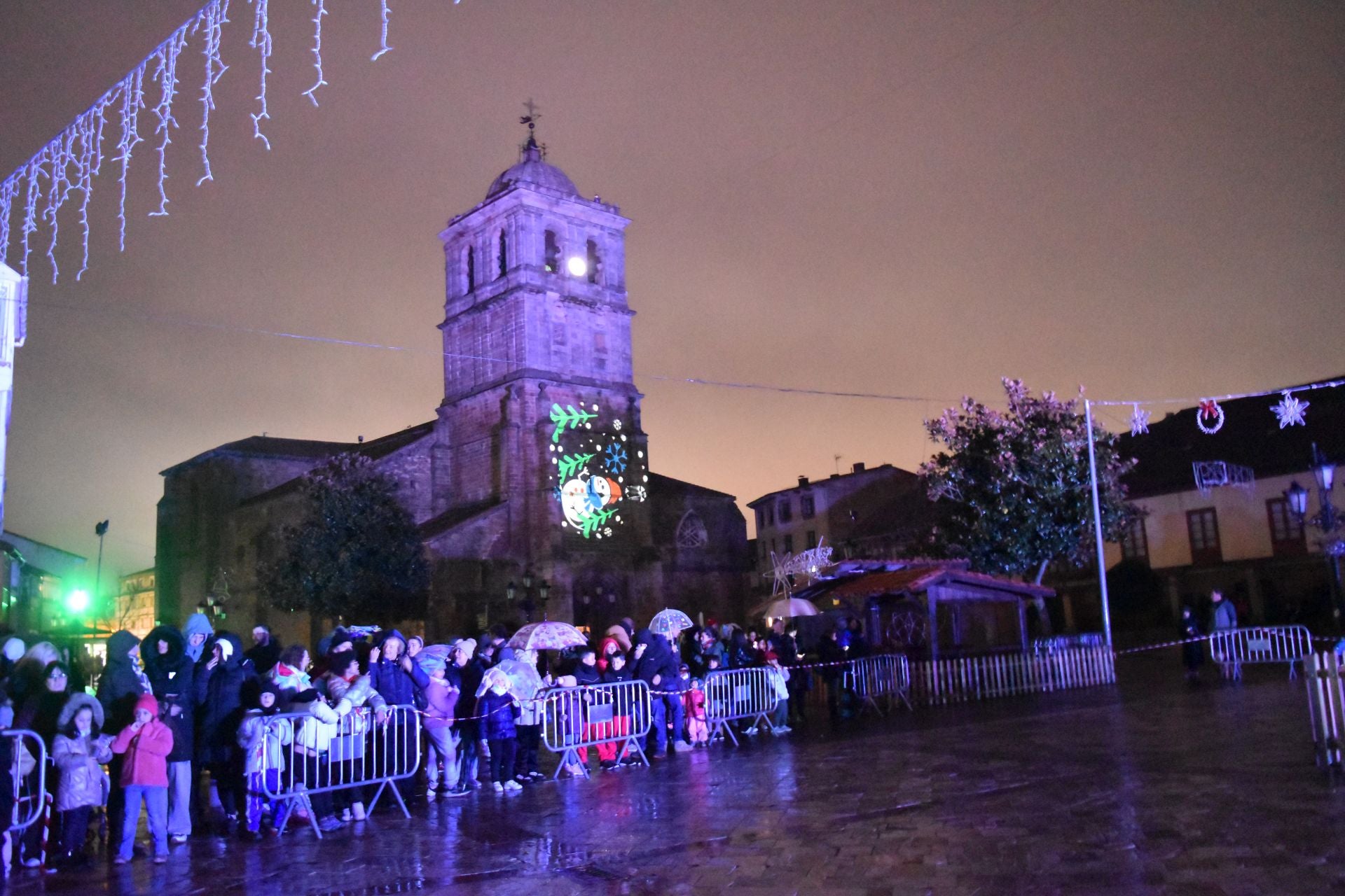 Aguilar recibe a la Navidad con luces y chocolate