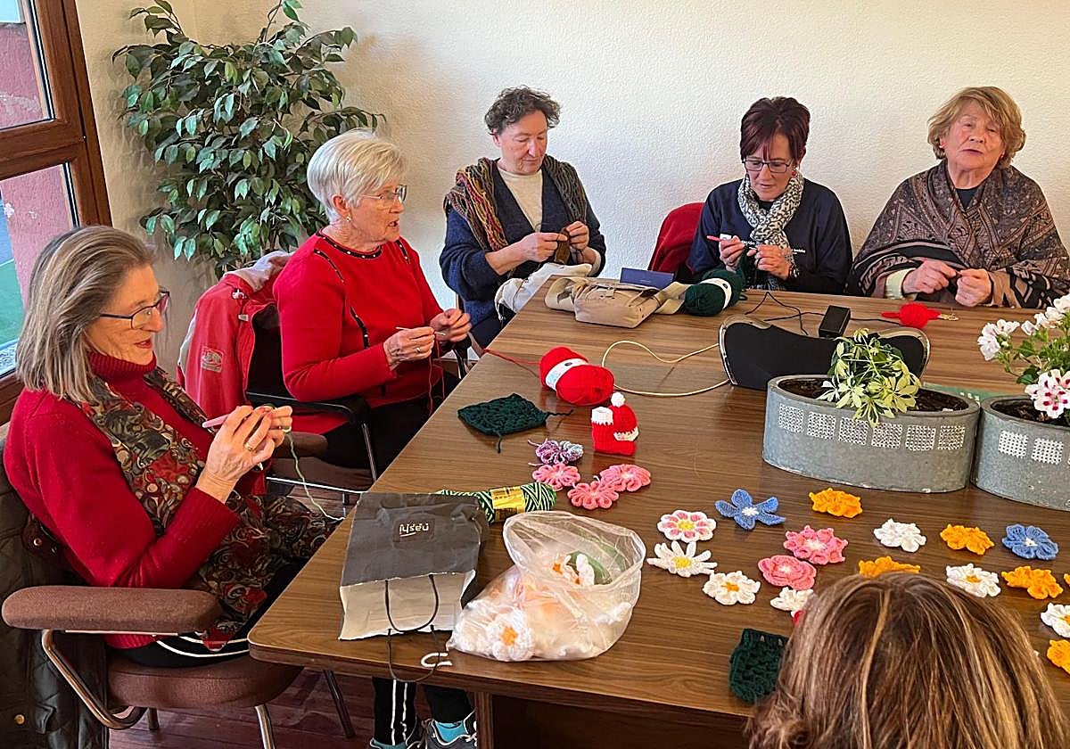 Las mujers de Salinas de Pisuerga, en plena tarea.