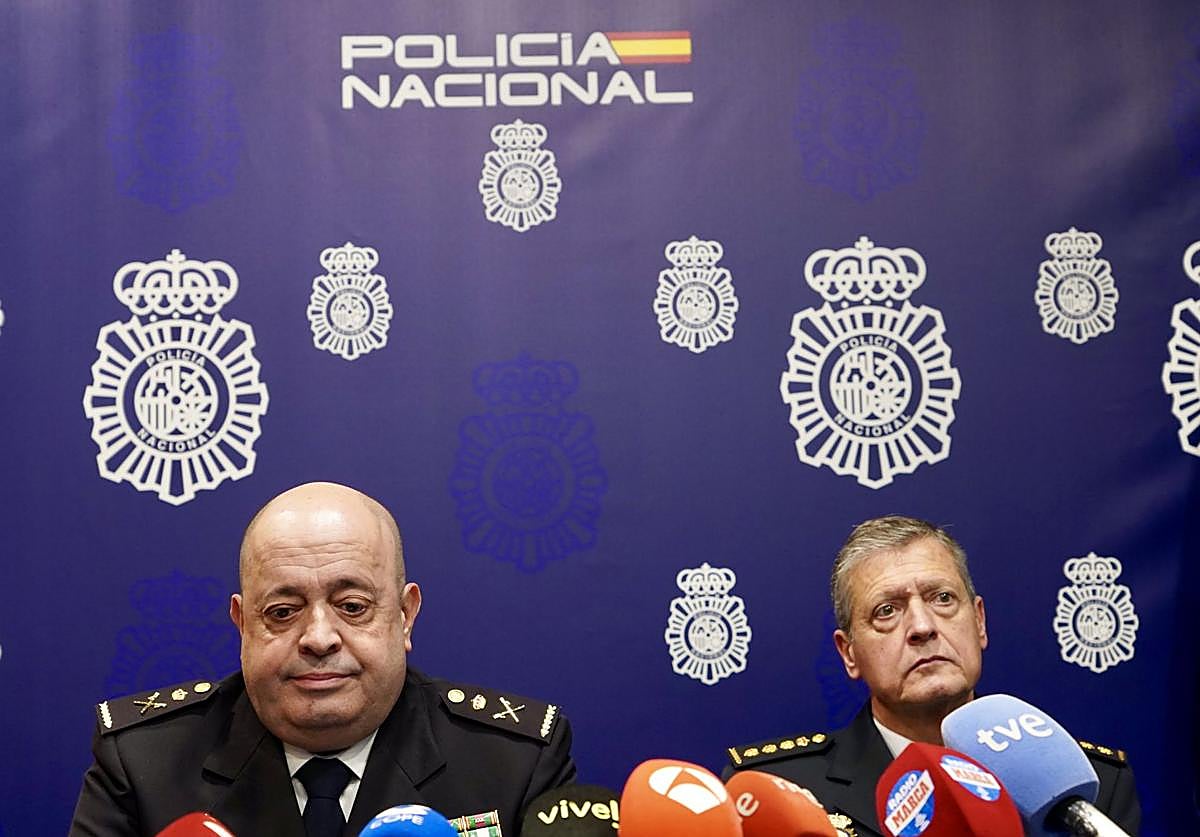 El jefe superior de la Policía Nacional en Castilla y León, Juan Carlos Hernández Muñoz (izquierda), este viernes en rueda de prensa.