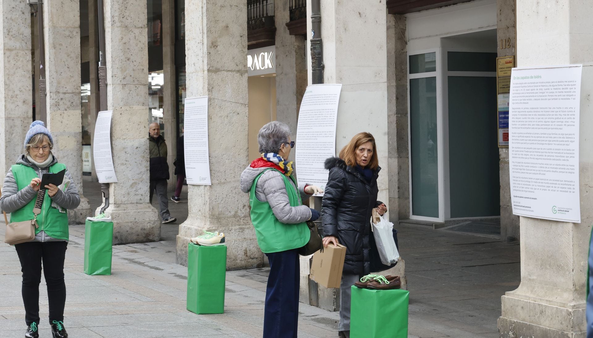La Calle Mayor de Palencia se llena de zapatos