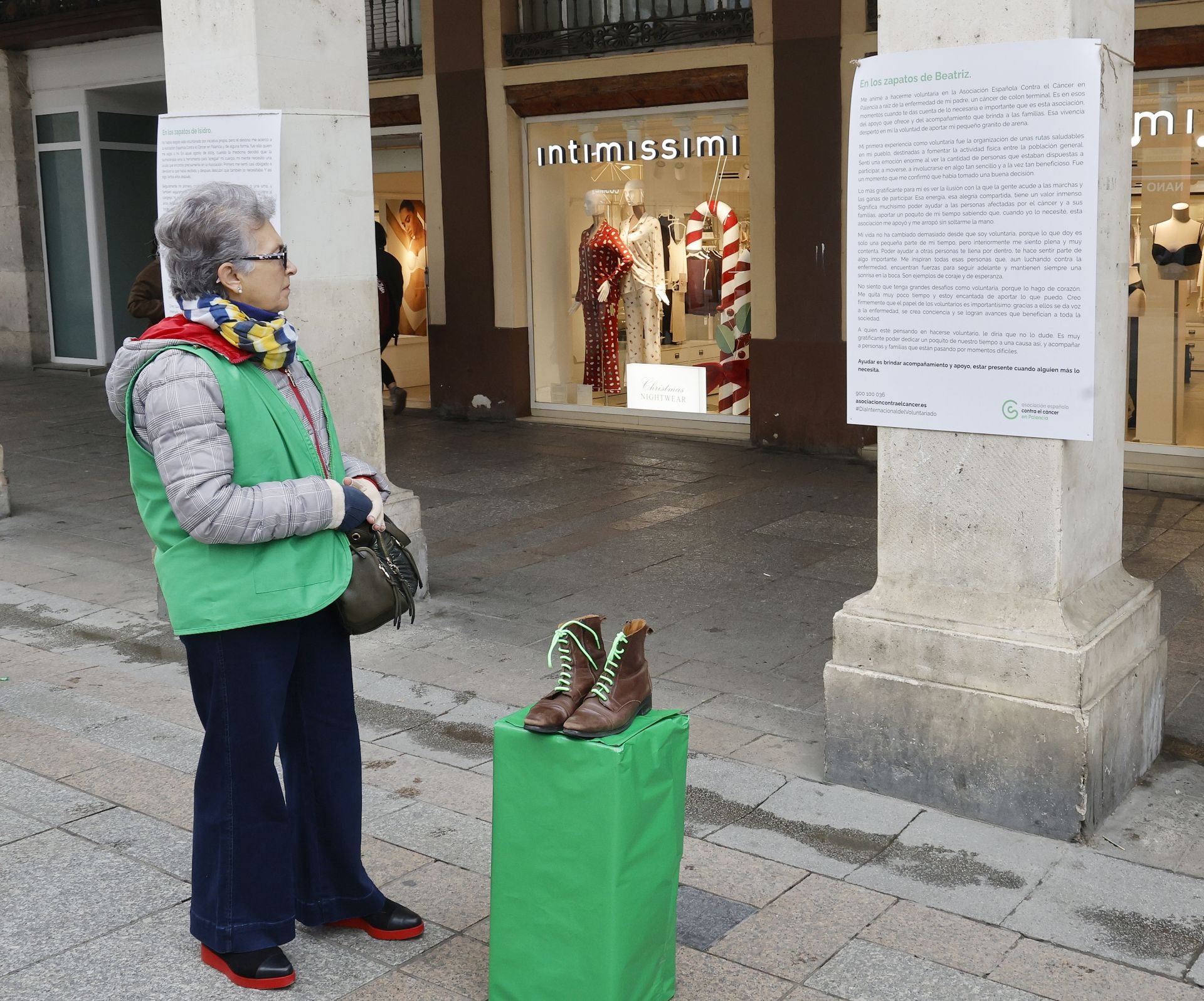La Calle Mayor de Palencia se llena de zapatos