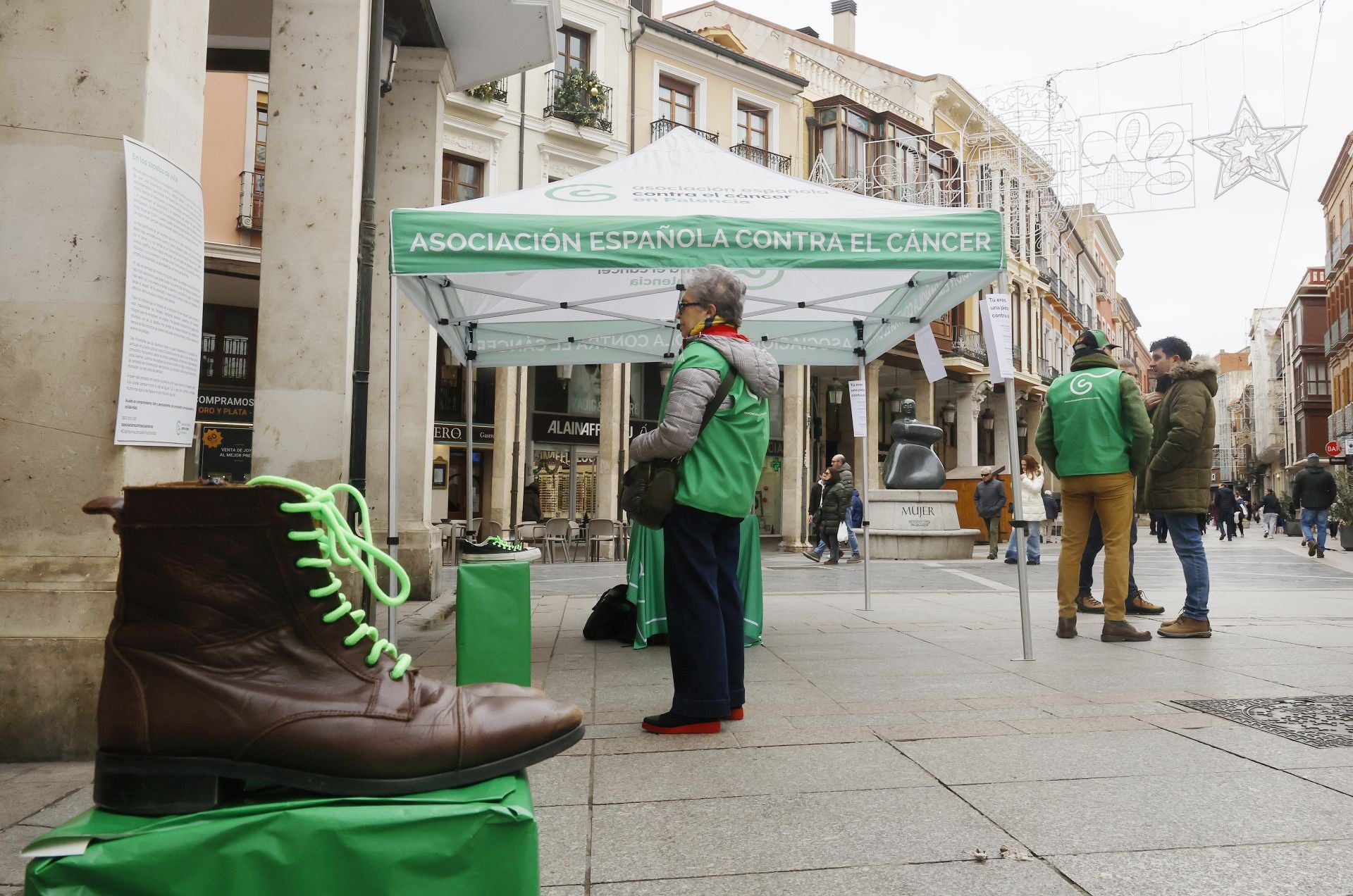 La Calle Mayor de Palencia se llena de zapatos