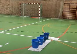 Cubos de agua por las goteras en la pista del polideportivo de Canterac.