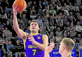 Xabi Oroz se eleva para encestar en el encuentro ante el Estudiantes del 21 de noviembre.