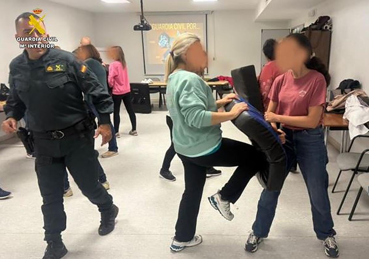 Una de las formaciones impartidas por la Guardia Civil en Valladolid a personal sanitario.