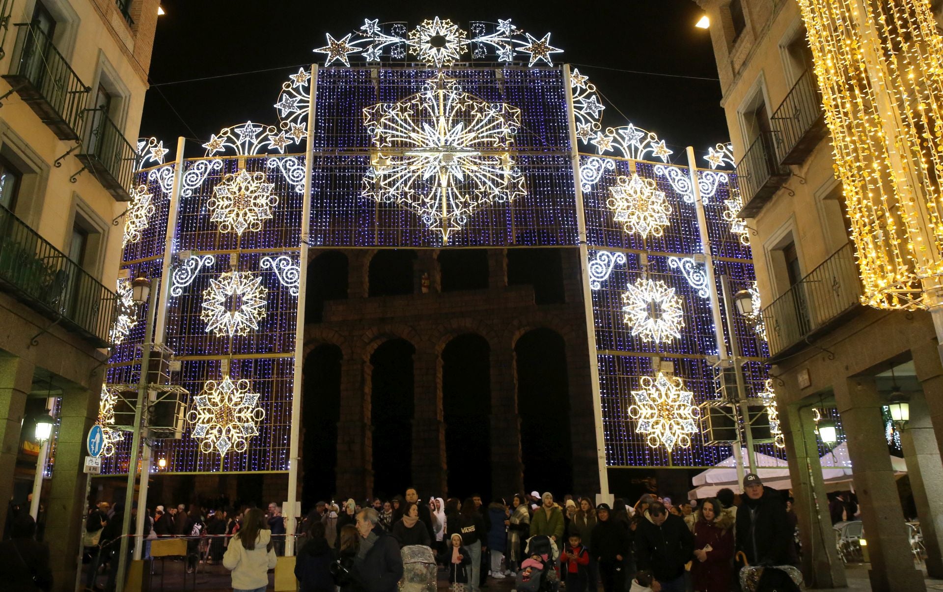 El encendido de la iluminación navideña de Segovia, en fotos