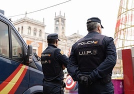 Imagen de archivo de agentes de la Policía Nacional en la Plaza Mayor de Valladolid.