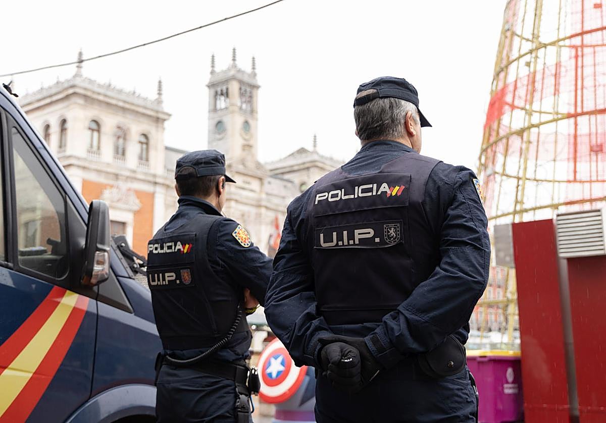 Imagen de archivo de agentes de la Policía Nacional en la Plaza Mayor de Valladolid.