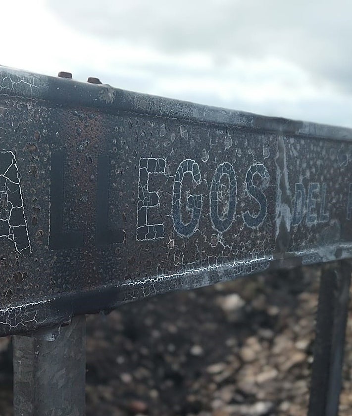 Imagen secundaria 2 - Los restos del incendio de Puercas en los alrededores del pueblo.