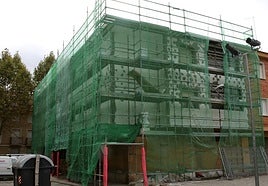 Obras en la fachada de un edificio de viviendas en el barrio de San Millán.