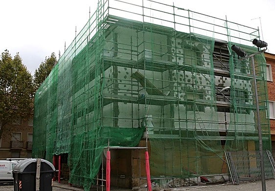 Obras en la fachada de un edificio de viviendas en el barrio de San Millán.