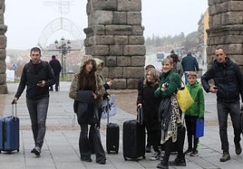 Visitantes recién llegados a Segovia, este viernes.