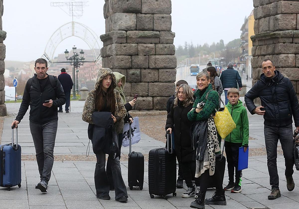 Visitantes recién llegados a Segovia, este viernes.