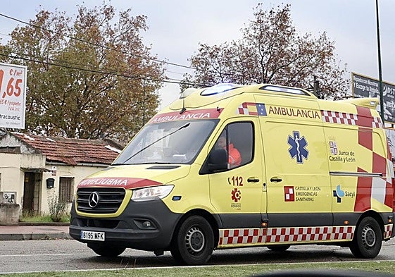 Una ambulancia circula en una imagen de archivo.
