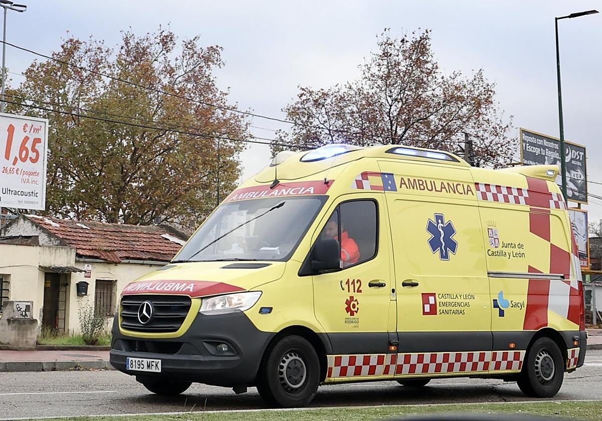 Una ambulancia circula en una imagen de archivo.