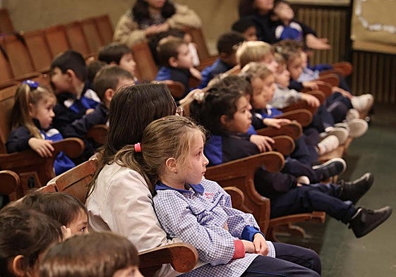 Los pequeños del colegio Maristas Centro Cultural observan con atención los proyectos.