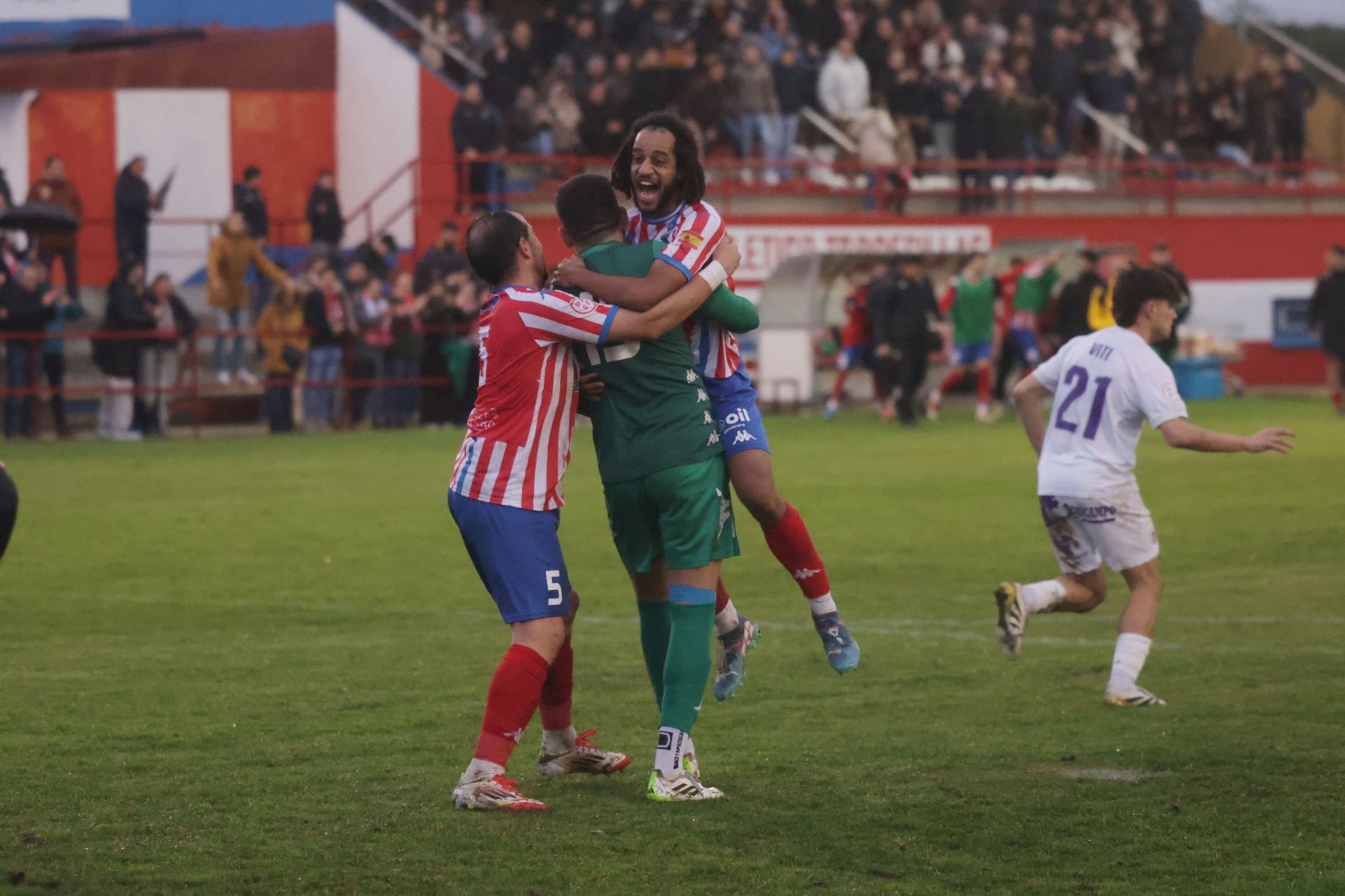 Los jugadores del Tordesillas celebran la victoria.