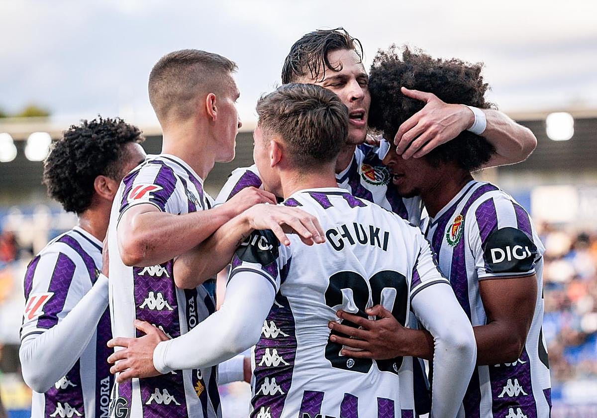 Los jugadores del Real Valladolid celebran uno de los cuatro goles ante el Huesca.