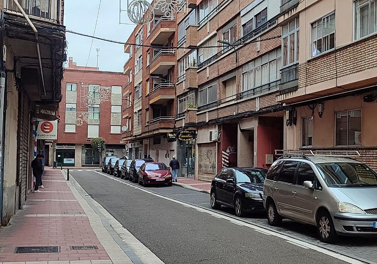 La calle Granada de Valladolid, donde se produjeron los hechos, este sábado por la mañana.