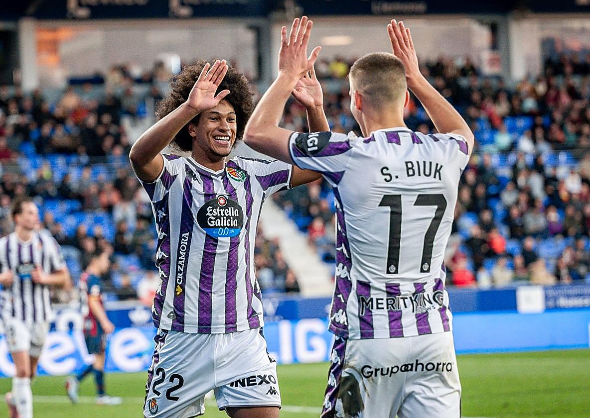 Peter Federico celebra con Stipe Biuk uno de los cuatro goles del Real Valladolid ante el Huesca.