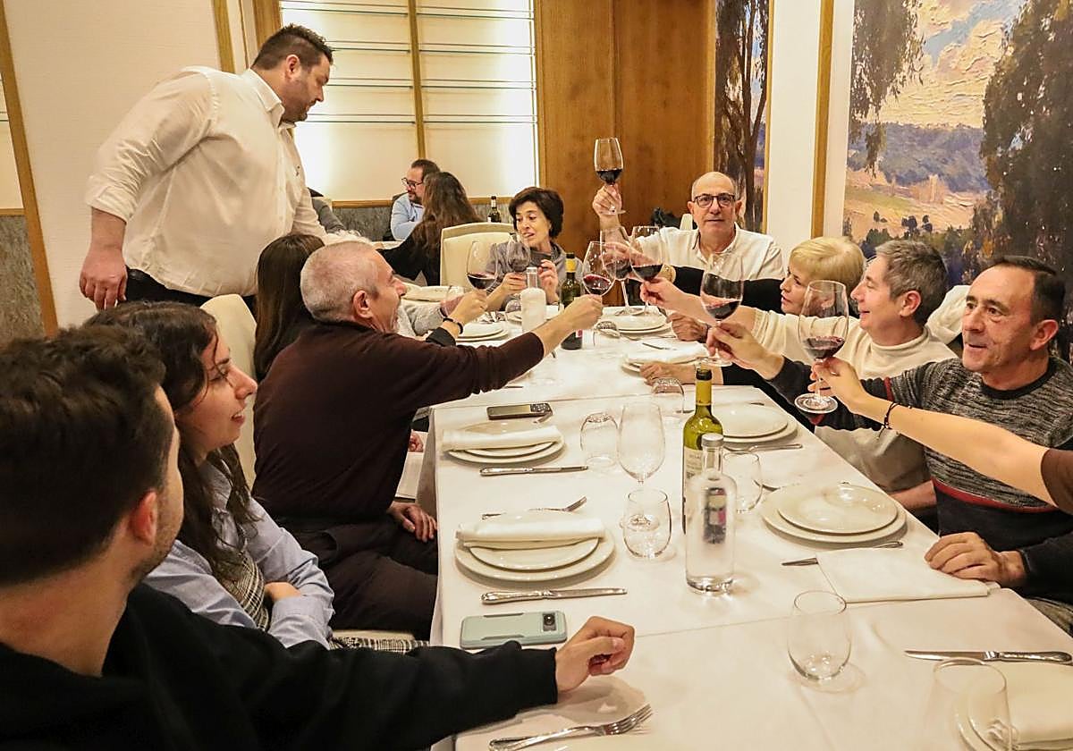 Brindis en una comida concertada en el restaurante La Encina.