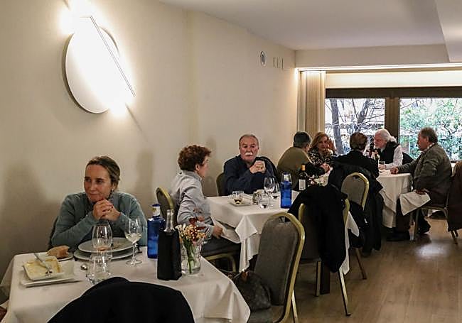 Mesas llenas de comensales en el Castilla Vieja.