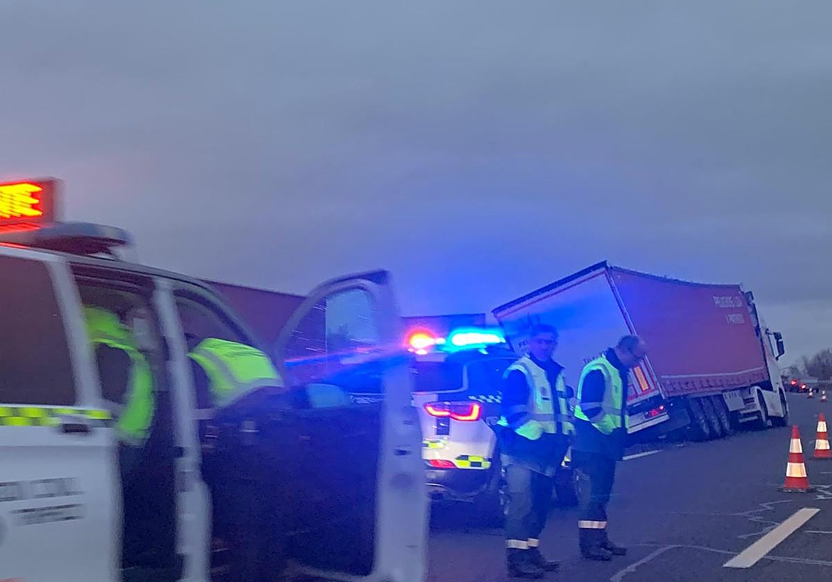 La Guardia Civil controla la seguridad en la zona a la espera de la retirada del tráfico.