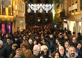 Calle Real de Segovia, abarrotada de vecinos y turistas este sábado por la noche.