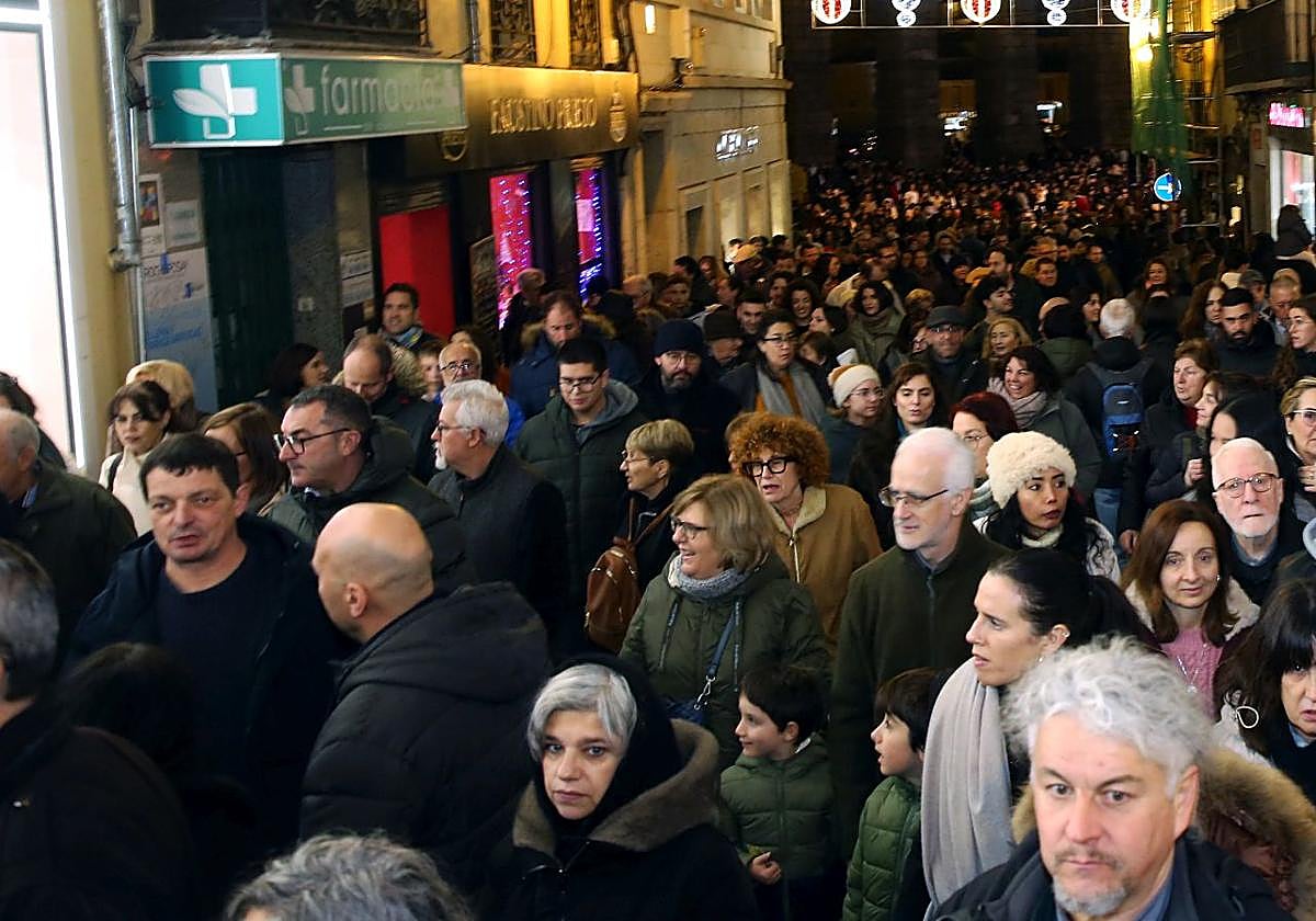Fotos del aluvión de turistas por las calles de Segovia