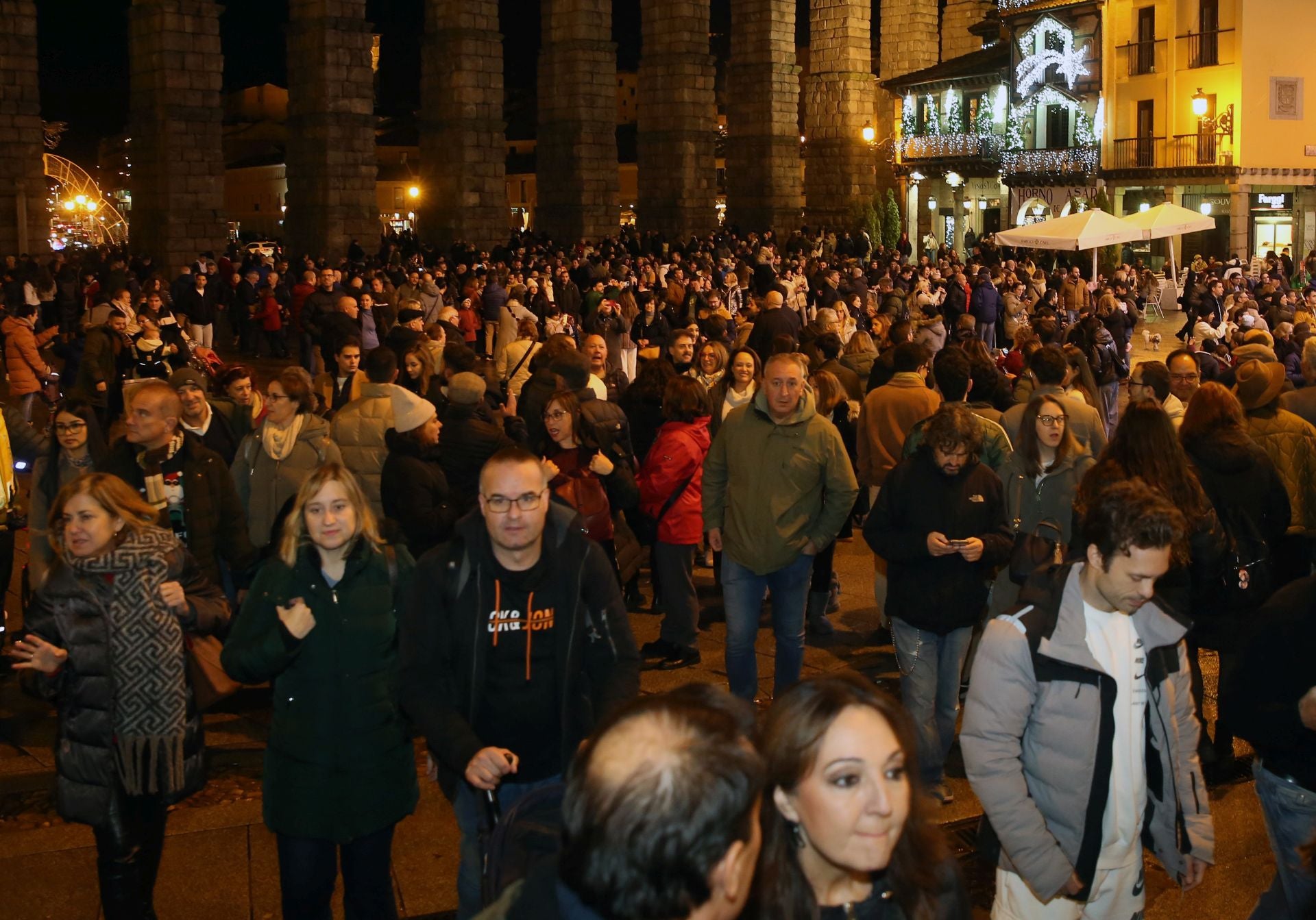 Fotos del aluvión de turistas por las calles de Segovia