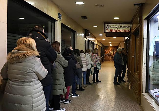 Cola a la puerta de la turronería de los herederos de José Picó.