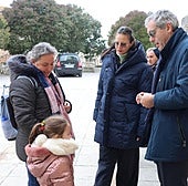 Ángel Martínez vende la lotería de Navidad.