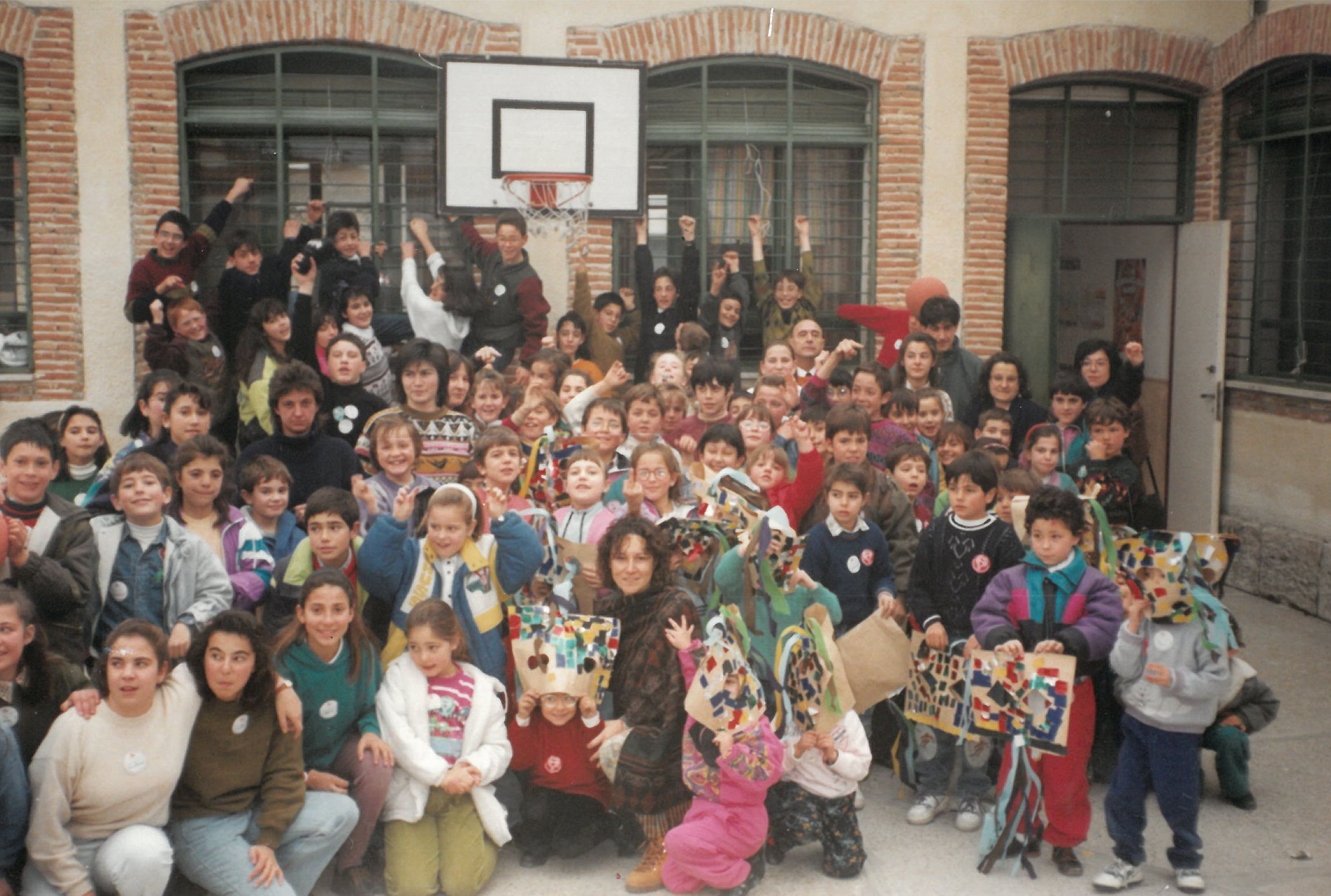 Alumnos del colegio de San Miguel del Arroyo participan en el V Centenario. 4 de febrero de 1992.