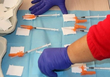 Los enfermeros animan a vacunarse de gripe para esquivar el pico de contagios