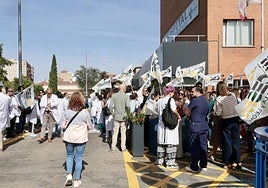 Concentración de médicos en la rampa del Clínico de Valladolid durante la jornada de huelga convocada el 3 de octubre.