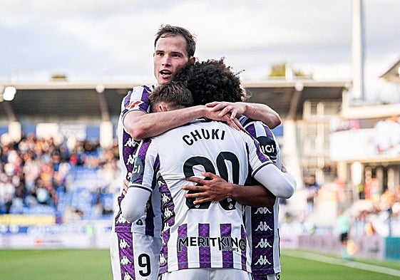 Latasa se abraza a Peter Federico y Chuki tras uno de los cuatro goles logrados por el Real Valladolid el sábado en Huesca