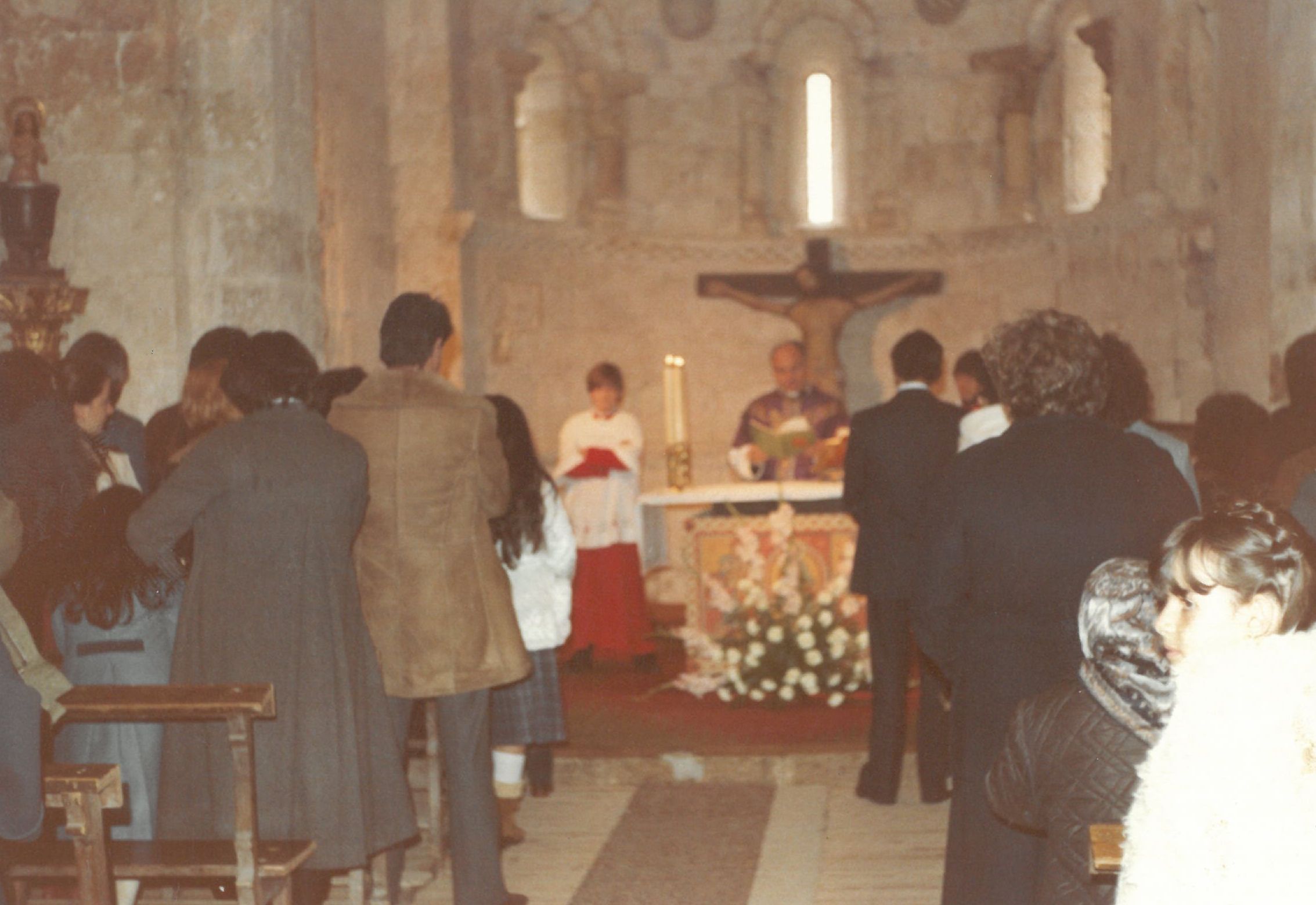 Celebración eucarística en el interior de la iglesia.