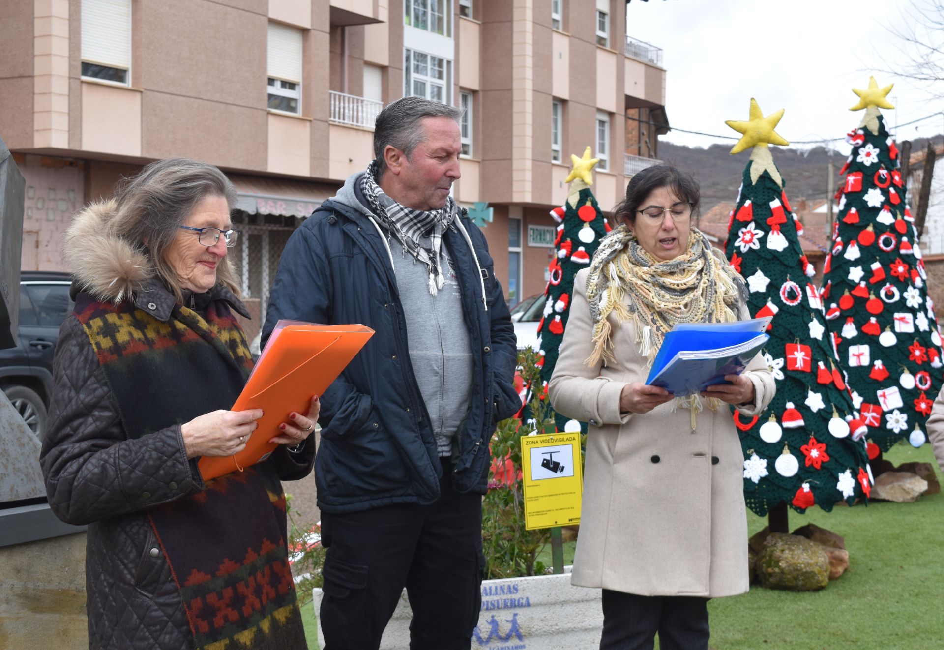 Salinas de Pisuerga se viste de Navidad con ganchillo