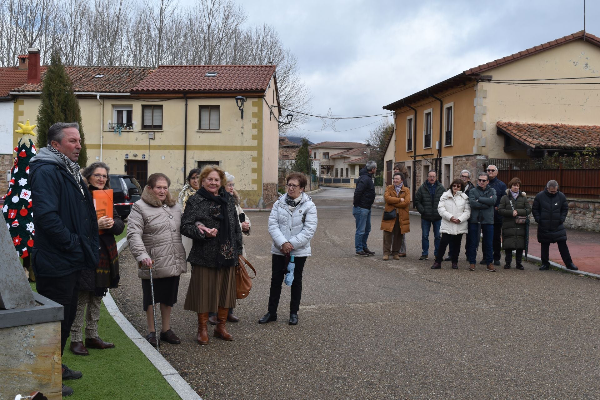 Salinas de Pisuerga se viste de Navidad con ganchillo