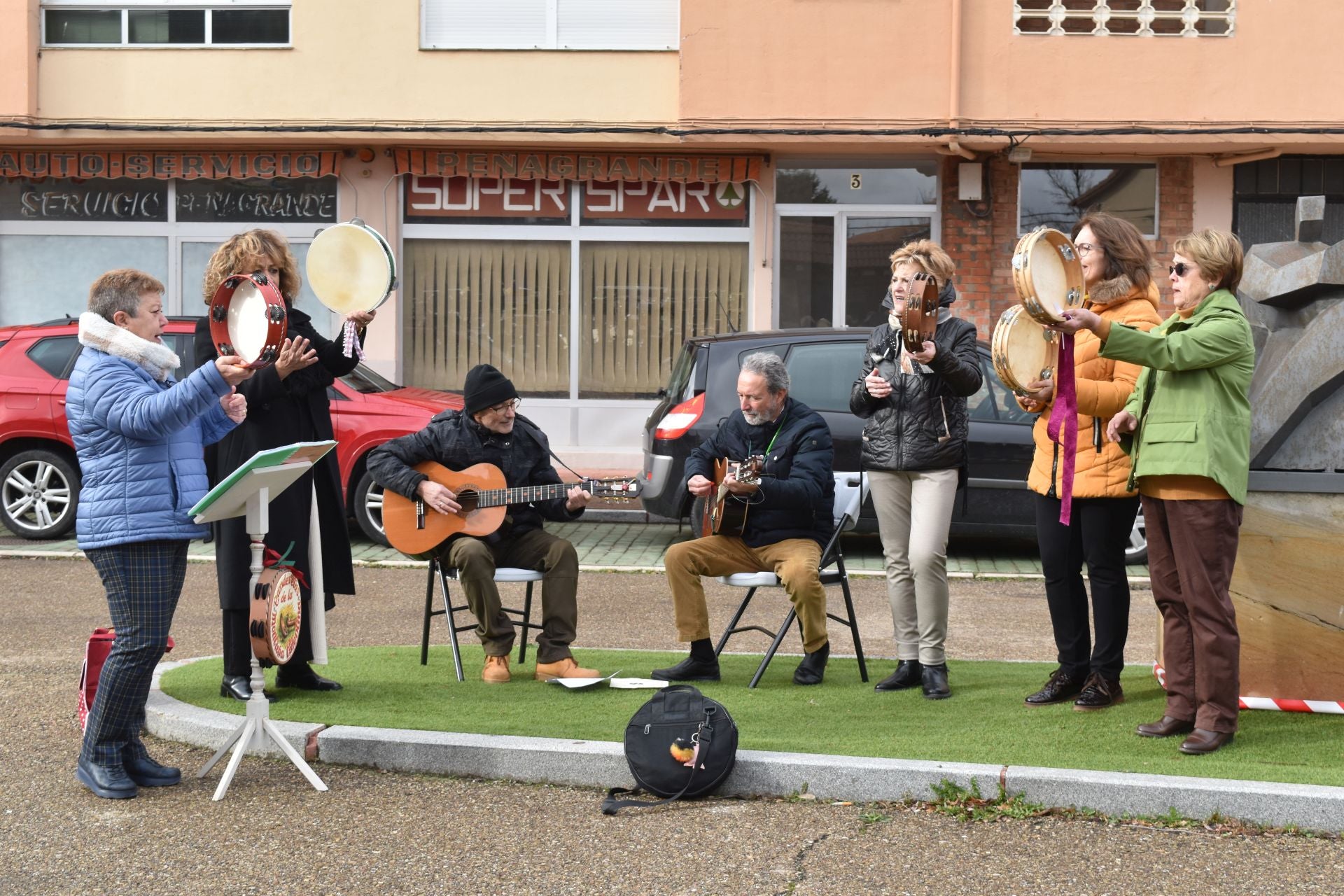 Salinas de Pisuerga se viste de Navidad con ganchillo
