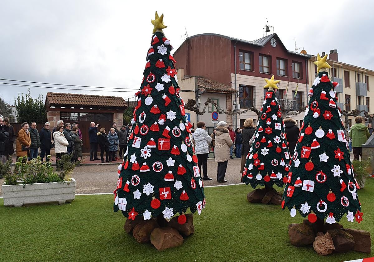 Los árboles de metal adornados con ganchillo por las mujeres de Salinas.