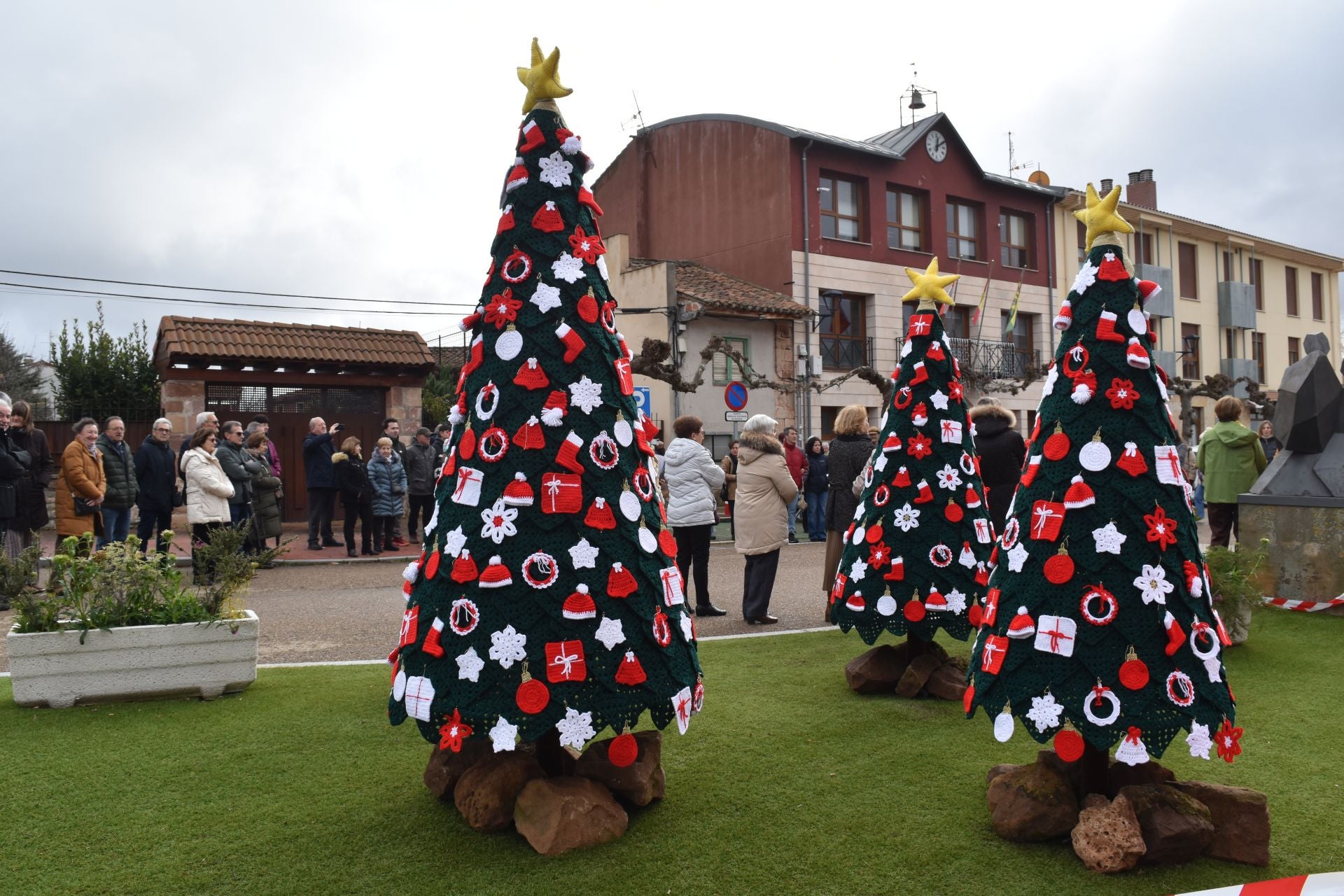Salinas de Pisuerga se viste de Navidad con ganchillo