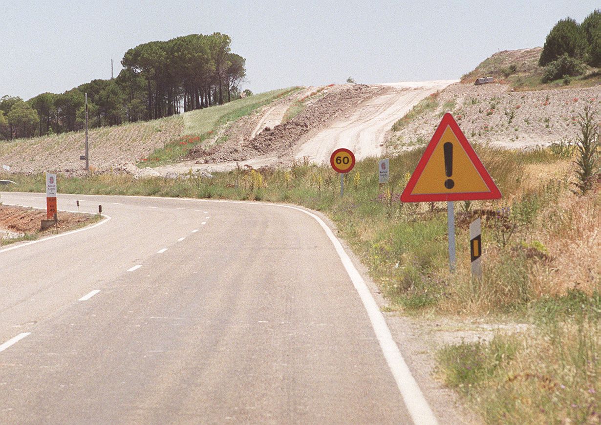Obras en la CL-601 Valladolid-Segovia a la altura de las curvas de San Miguel del Arroyo. 24 de junio de 2000.