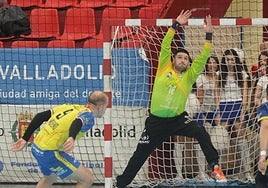 César Pérez, destacado en la portería, trata de detener sin suerte un penalti.