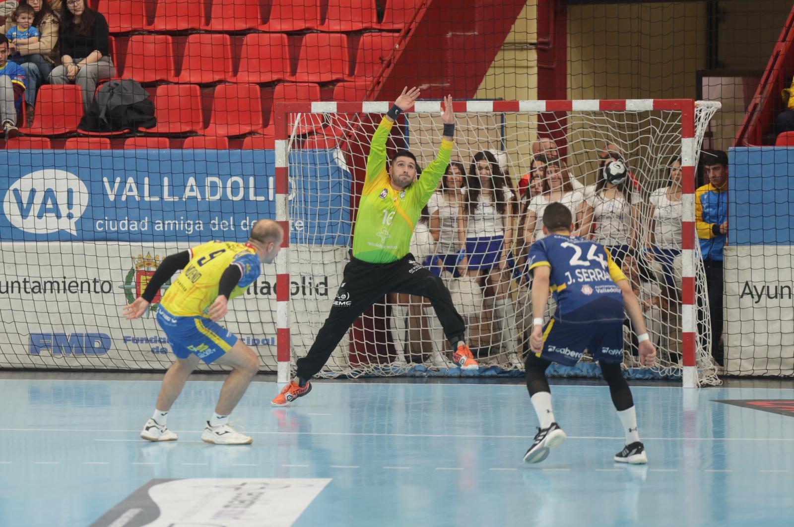 César Pérez, destacado en la portería, trata de detener sin suerte un penalti.