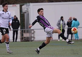 Carvajal controla el balón ante Sergio Romero durante el partido de ayer entre los filiales de Real Valladolid y Burgos.