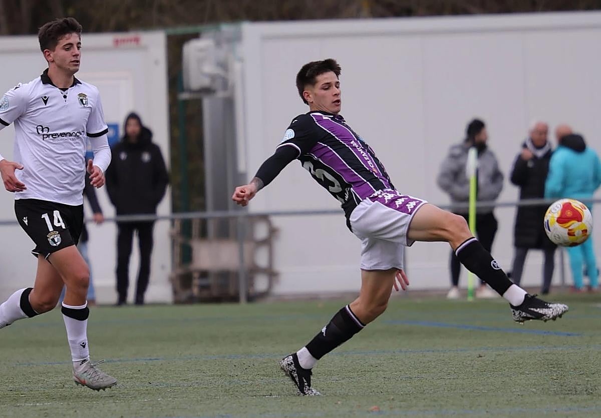 Carvajal controla el balón ante Sergio Romero durante el partido de ayer entre los filiales de Real Valladolid y Burgos.