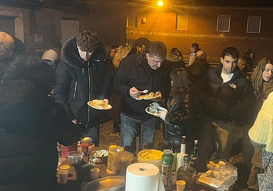 La castañada se volvió a celebrar en la plaza de Santa María.